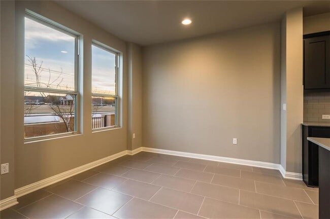 Building Photo - 6814 E Riverside Dr