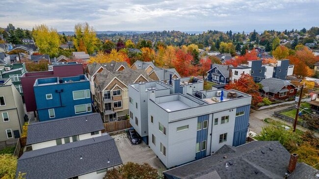 Building Photo - Stunning Ultra-Modern Central District Tow...