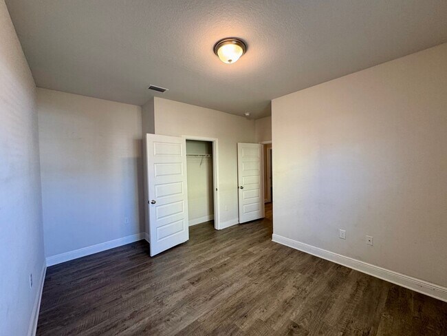 Building Photo - 145 Sandyshore Ct