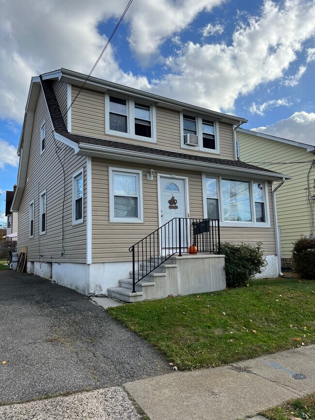 Building Photo - 77 Wesley St