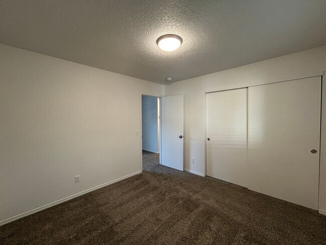 Building Photo - 1073 NE Hidden Valley Dr