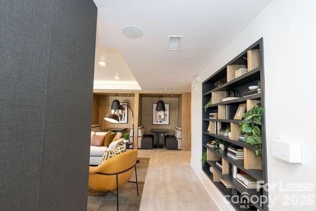 Building Photo - 425 W Trade St