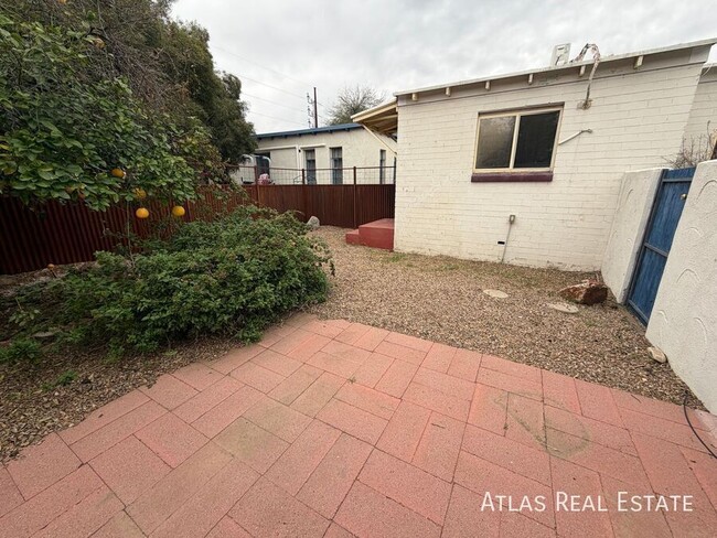 Building Photo - 2730 N Martin Ave