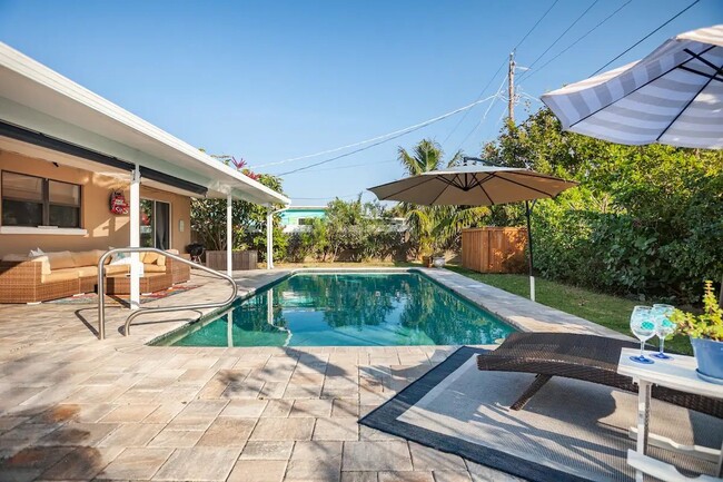 Building Photo - Gorgeous Beachside Pool Home!!