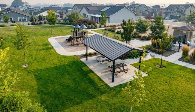 Building Photo - Like New Home With Community Pool!