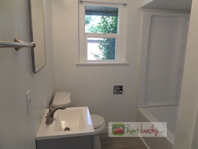 Building Photo - Super-Cute 2-Bedroom Home w/Attached Garage and Large Yard in Great Seattle Location!!