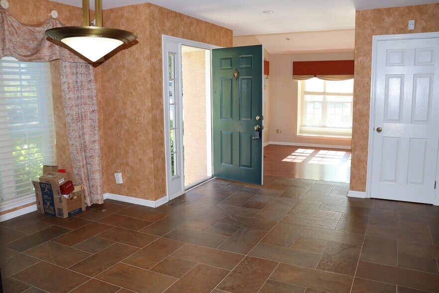 Building Photo - 323 Country Club Dr