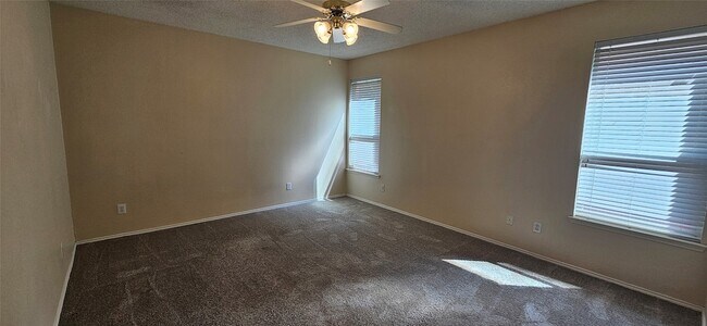 Building Photo - 2820 Deer Ridge Dr