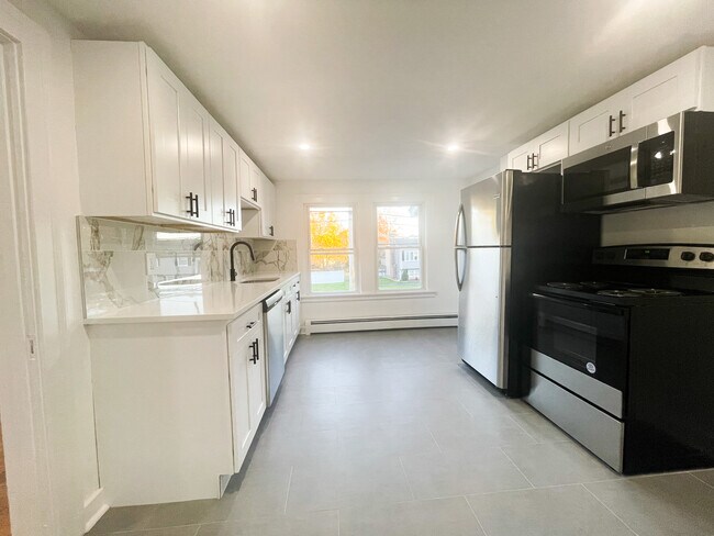 Building Photo - Get $250 off First Month Rent