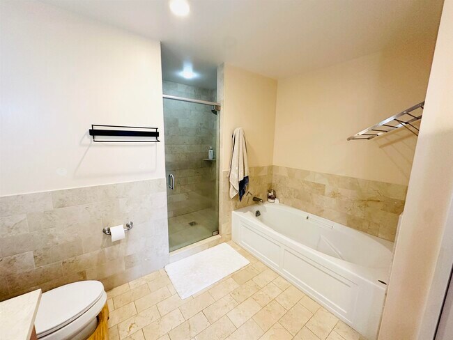 Building Photo - 1125 Maxwell Ln