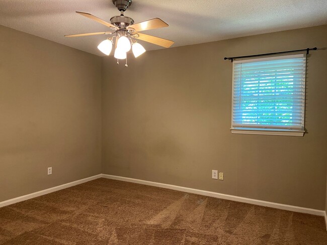 Building Photo - 2 Bedroom, 1.5 Bathroom Condo in High Point!