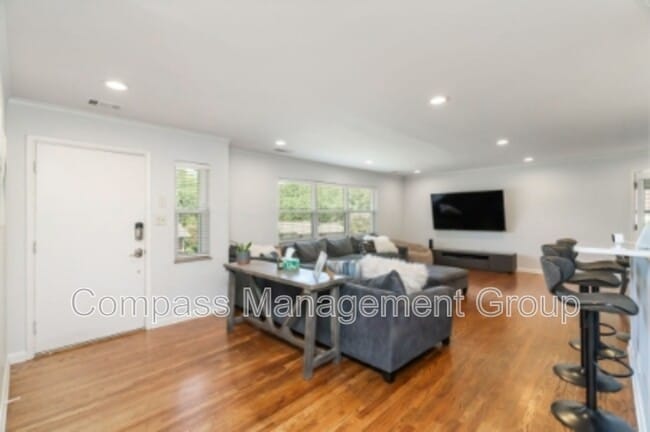 Building Photo - 217 Buckingham Dr