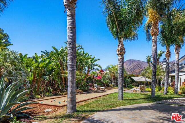 Building Photo - 5868 Zumirez Dr