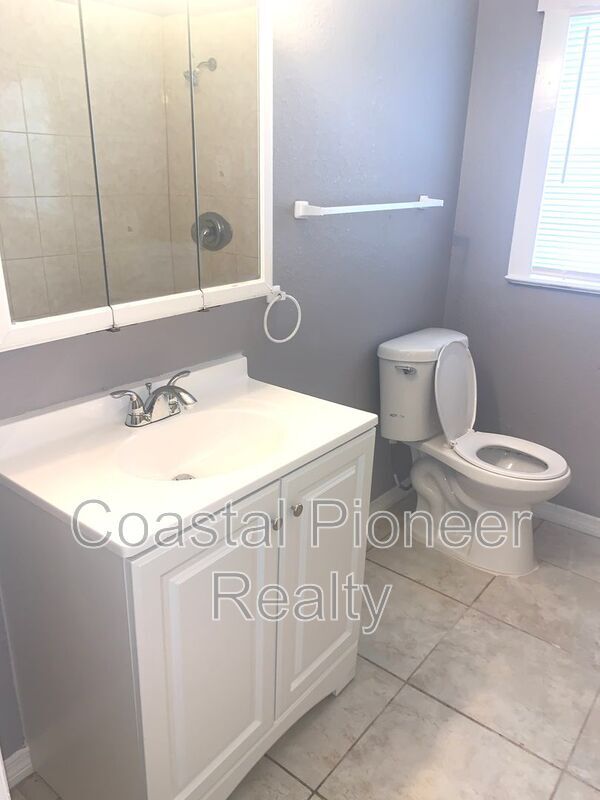 Building Photo - 3015 Deleuil Ave