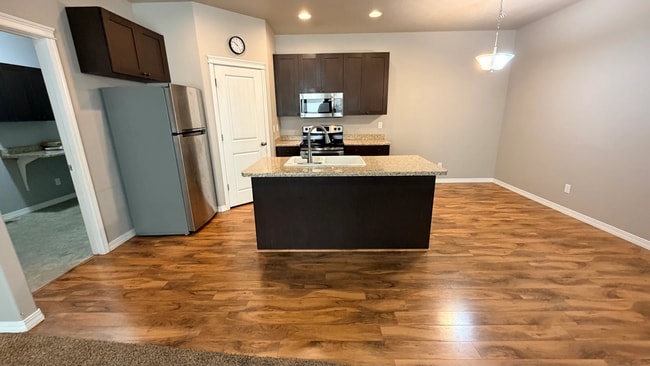 Building Photo - 3bed 2bath duplex, all appliances included, 2 car garage