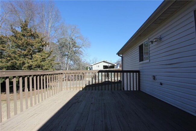 Building Photo - 1825 Skyline Dr