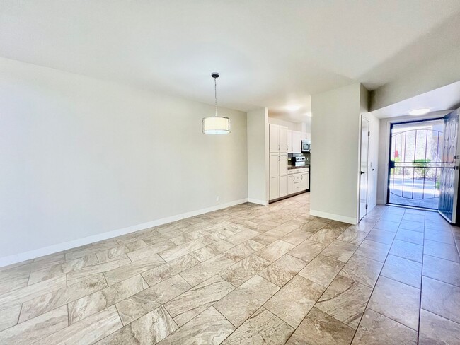 Building Photo - AVAILABLE NOW! 2 Bedroom / 2 Bathroom Cond...
