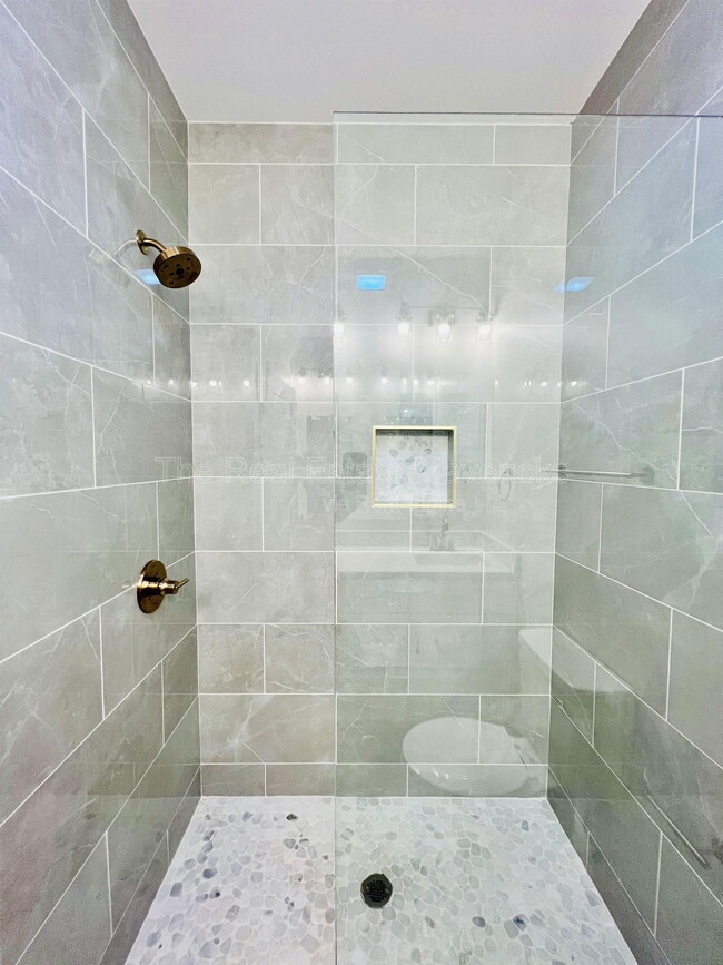 Building Photo - 1904 S Holly St