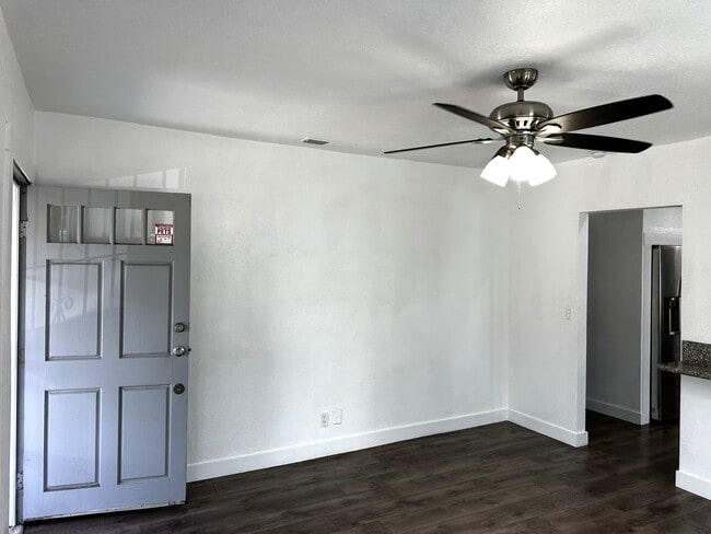 Building Photo - 1532 N Calaveras St