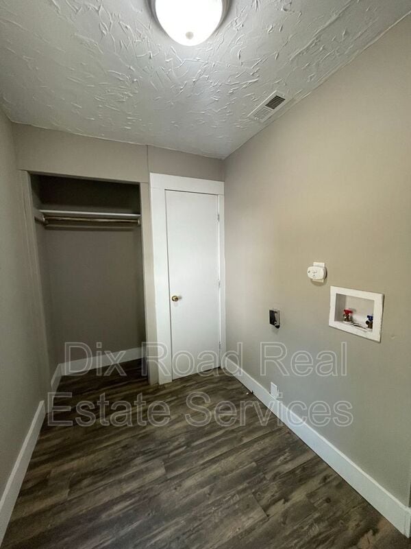 Building Photo - 324 Maeder Ave
