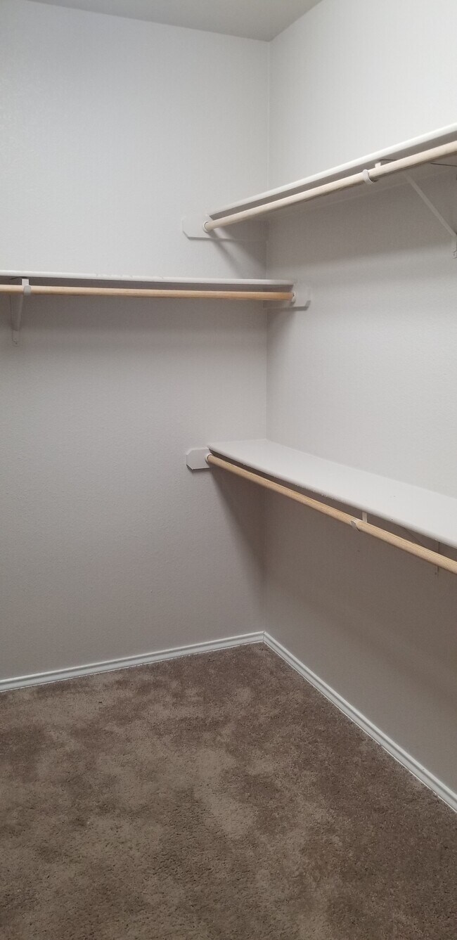 Building Photo - 619 Rolling Hills Dr