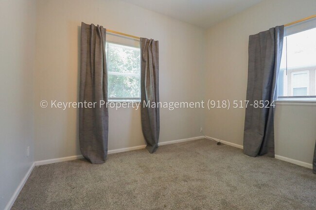 Building Photo - 1324 N Cheyenne Ave