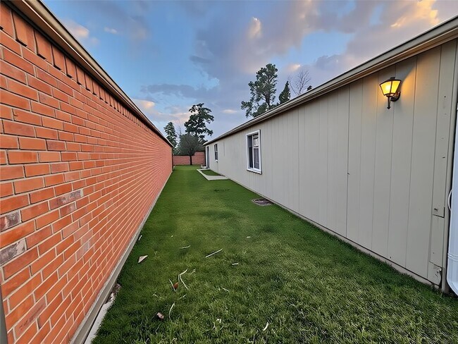 Building Photo - 13146 Newbrook Dr