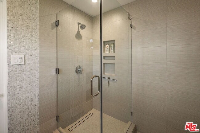 Building Photo - 1323 Club View Dr