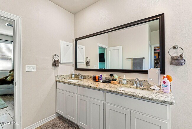 Building Photo - 13876 Loreina Luz Ave