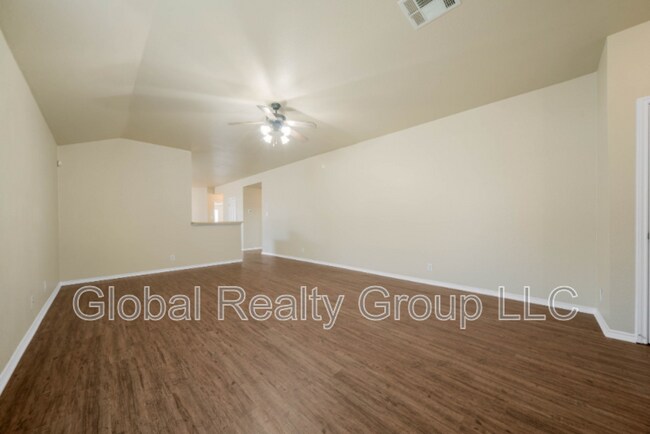 Building Photo - 117 Bronco Bend