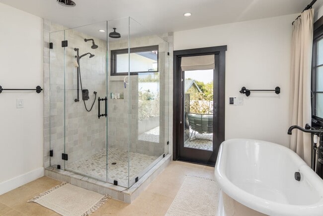 Building Photo - Prime Single Family Home