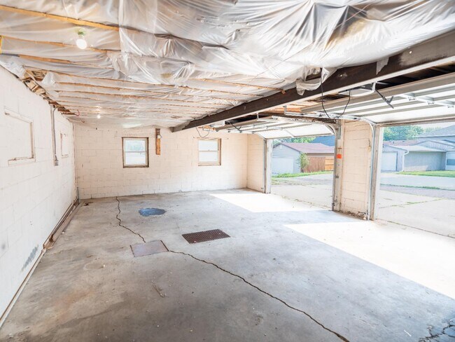 Building Photo - 1212 W 10th St