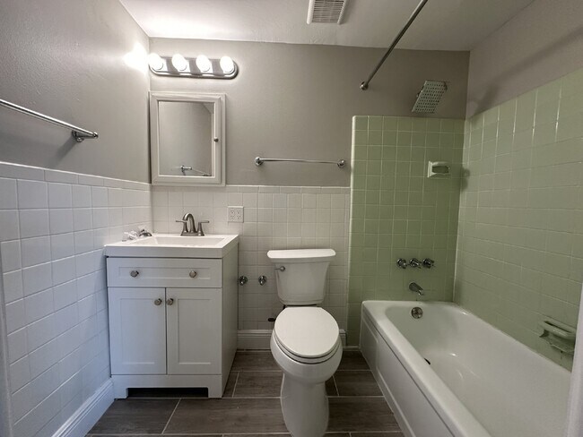 Building Photo - Charming Home in the Center of Town