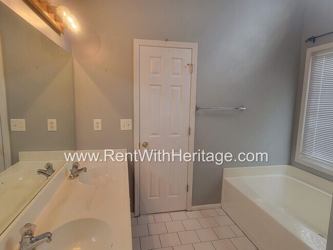 Building Photo - WOW!!...GORGEOUS HOME/HARDWOOD FLOORS/ UPGRADES GALLORE / SWIM - TENNIS