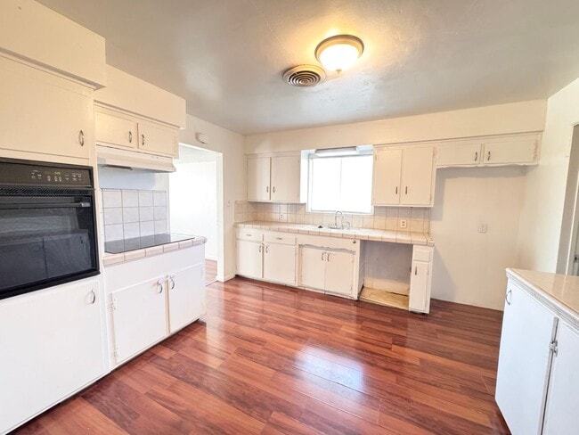 Building Photo - NE Home with pool for rent