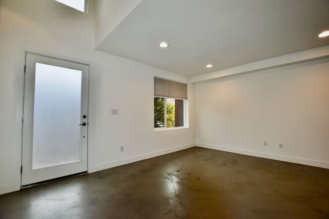 Building Photo - Gorgeous Eastlake Townhome - Stellar Locat...