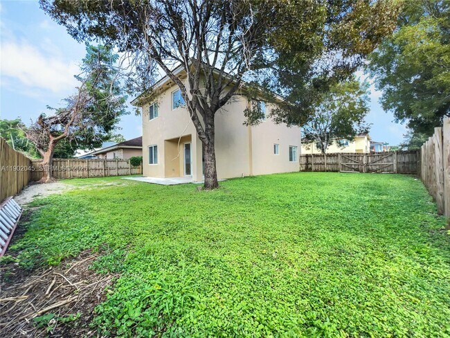 Building Photo - 1736 NE 9th Dr