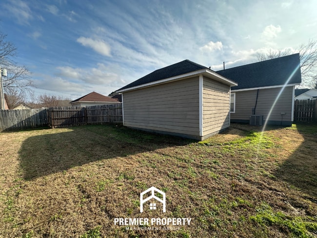 Building Photo - Charming 3BR/2BA Memphis Home with Vaulted Ceilings, Fireplace & Fenced Yard