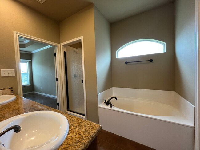 Building Photo - 3 Bedroom Home available for rent.   Refrigerator, washer and dryer included.