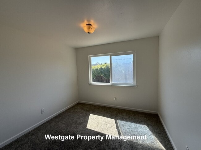 Building Photo - 864 Crinella Dr