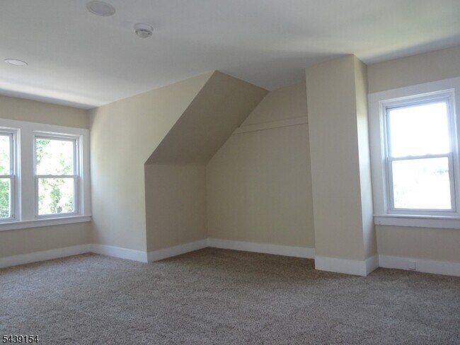 Building Photo - 689 Sayre Ave