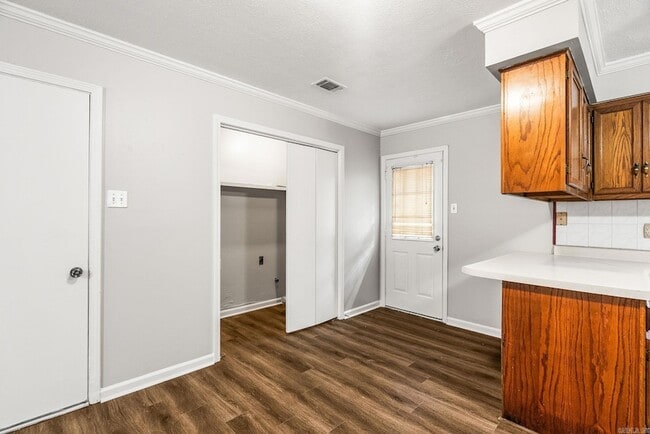 Building Photo - 19 Oak Forest Dr