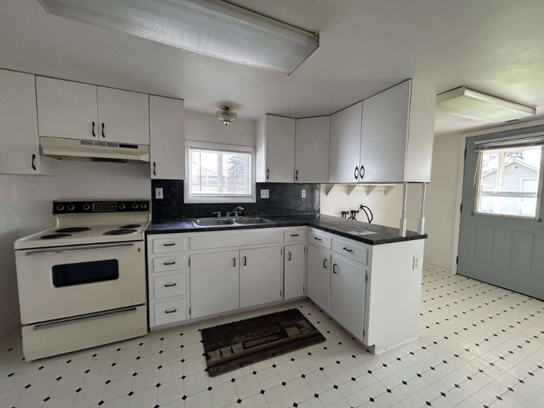 Building Photo - 805 7th Ave N