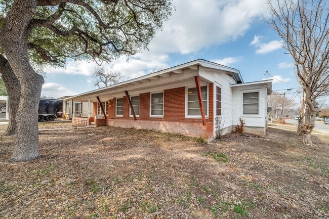Building Photo - BEAUTIFUL MID-CENTURY HOME IN DELLVIEW