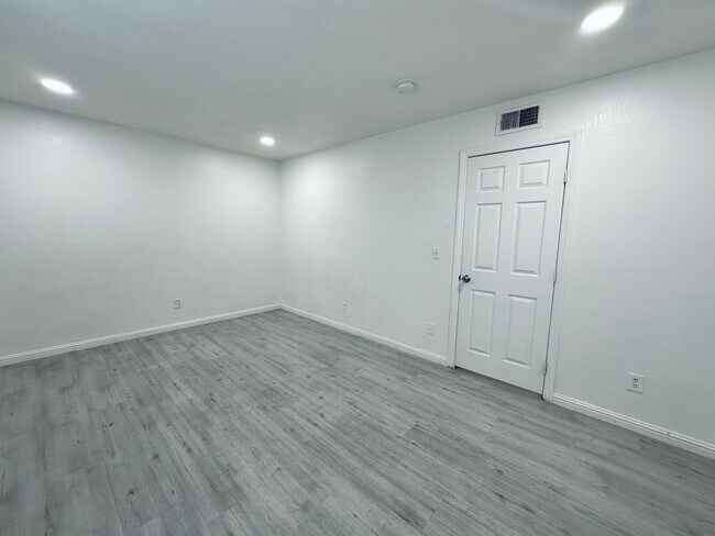 Building Photo - 4225 Stewart Ave
