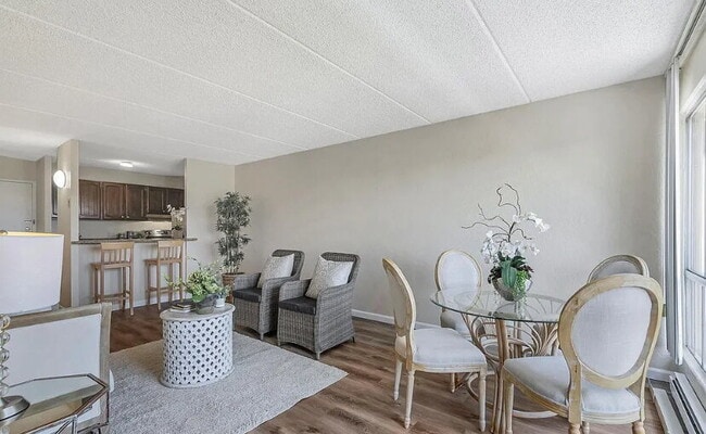 Building Photo - Spacious 1bdrm living room and bedroom with large picture windows bringing in lots of natural light.