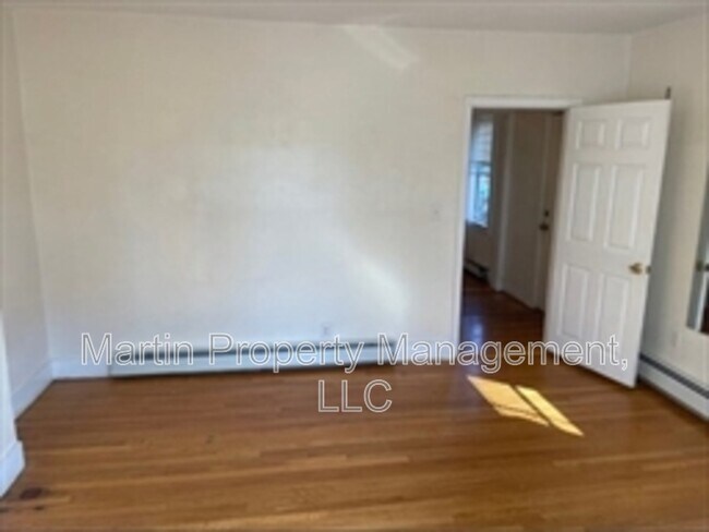 Building Photo - 126 Willow St