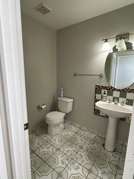 Building Photo - 4160 Country Garden Ave