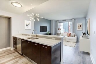 Building Photo - 603 Davis St