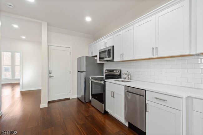 Building Photo - 824 George St